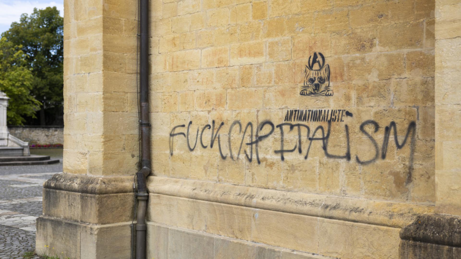 Deux arrestations après les tags sur la Collégiale de Neuchâtel