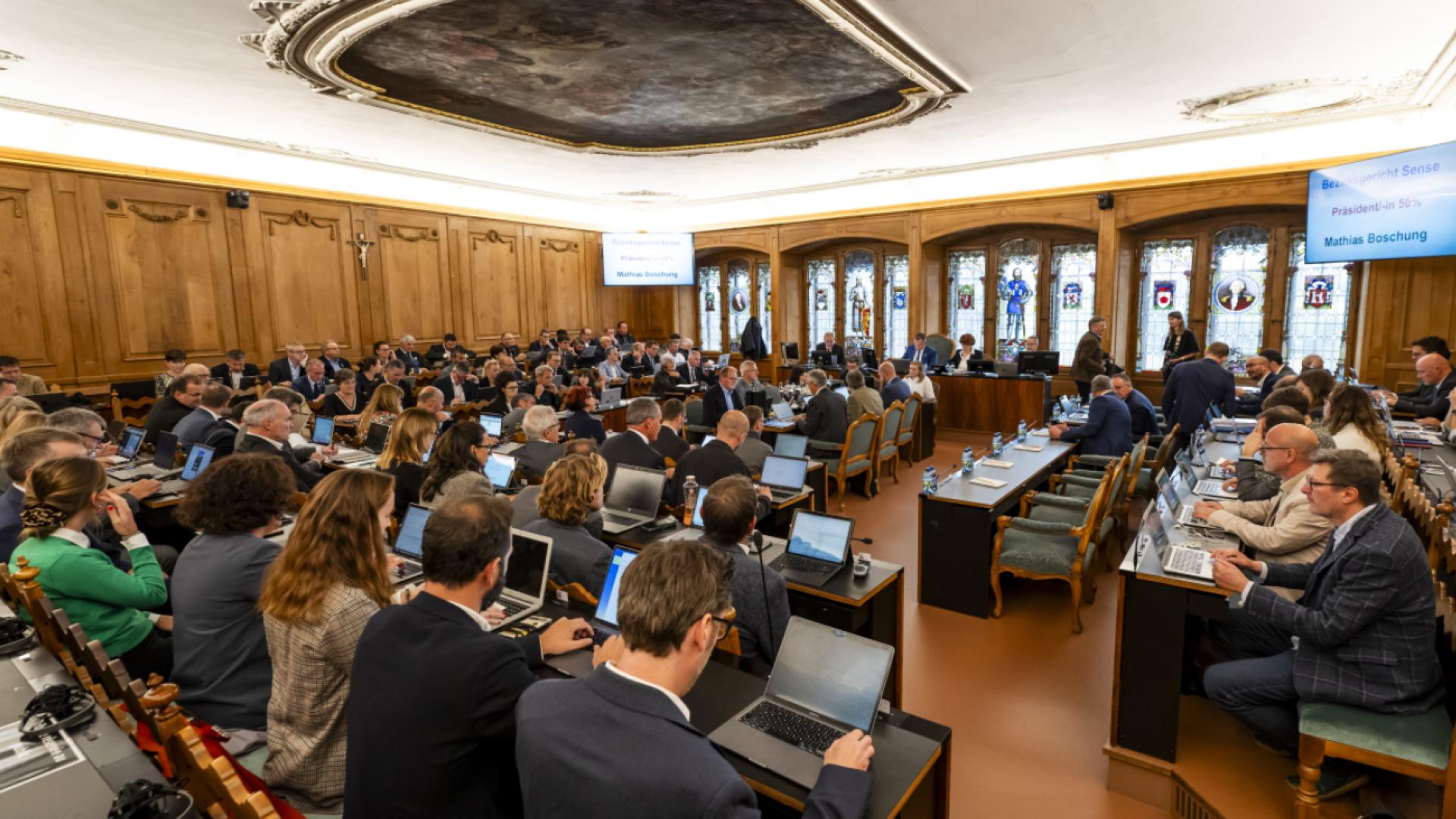 Vives réactions après le retrait du budget fribourgeois pour 2026