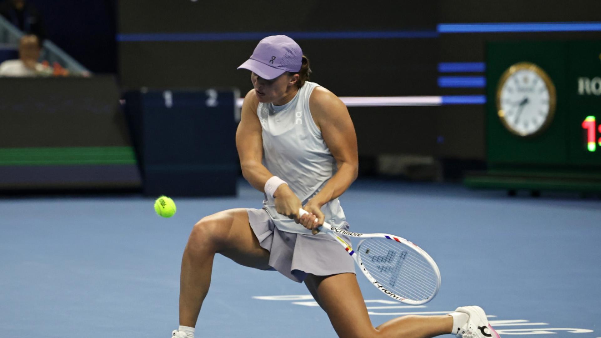 Swiatek balaye Keys, Rybakina domine Anisimova