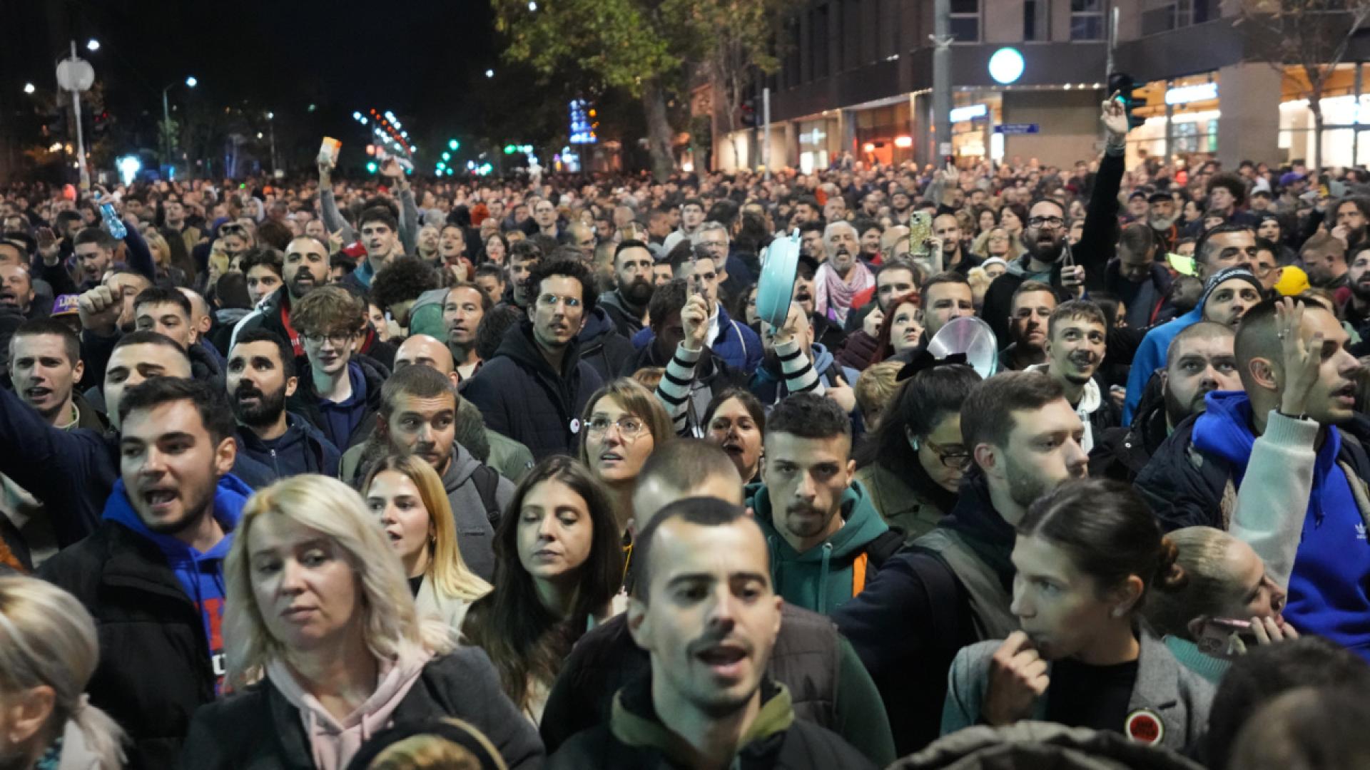Des milliers de manifestants face à face à Belgrade