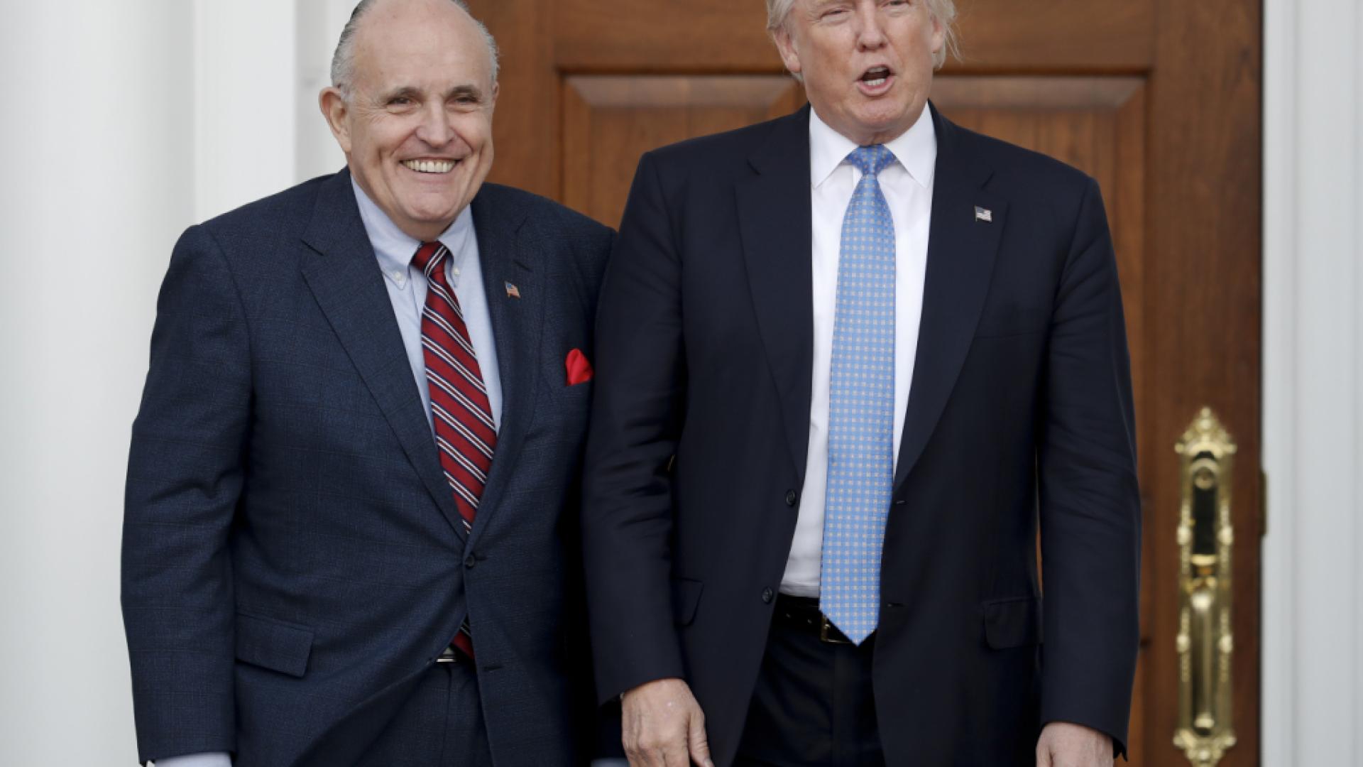 Donald Trump gracie Rudy Giuliani et 76 autres personnes