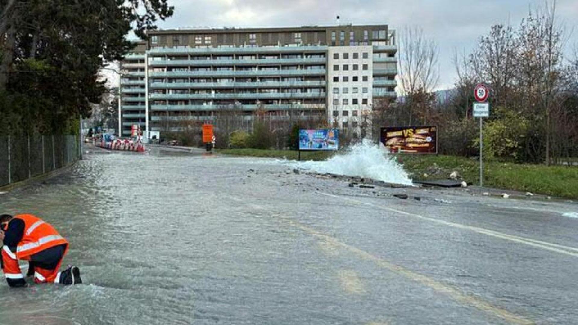 Fuite d'eau impressionnante à Chêne-Bougeries (GE)