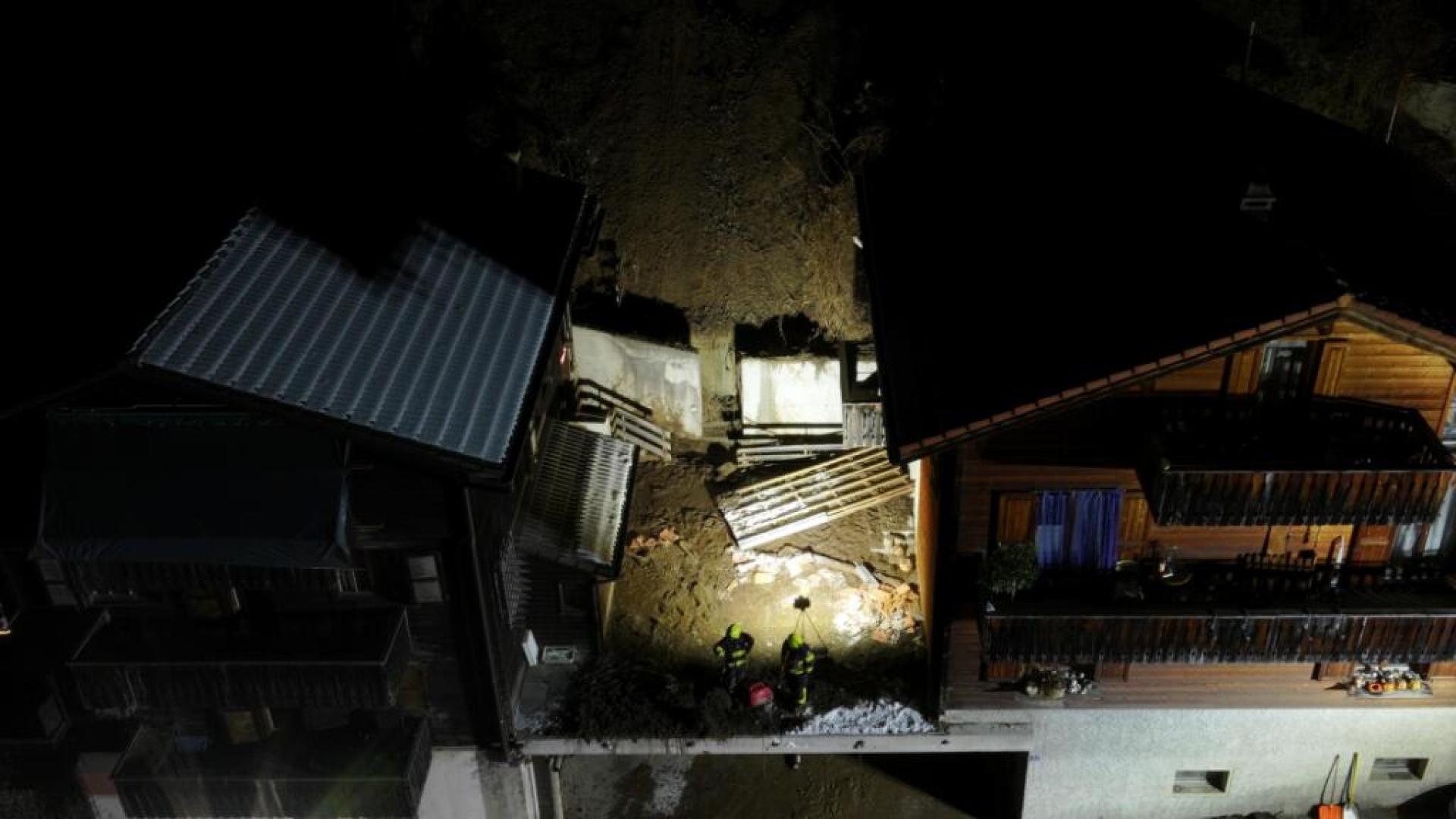 Malders GR: maison ensevelie en partie par un glissement de terrain