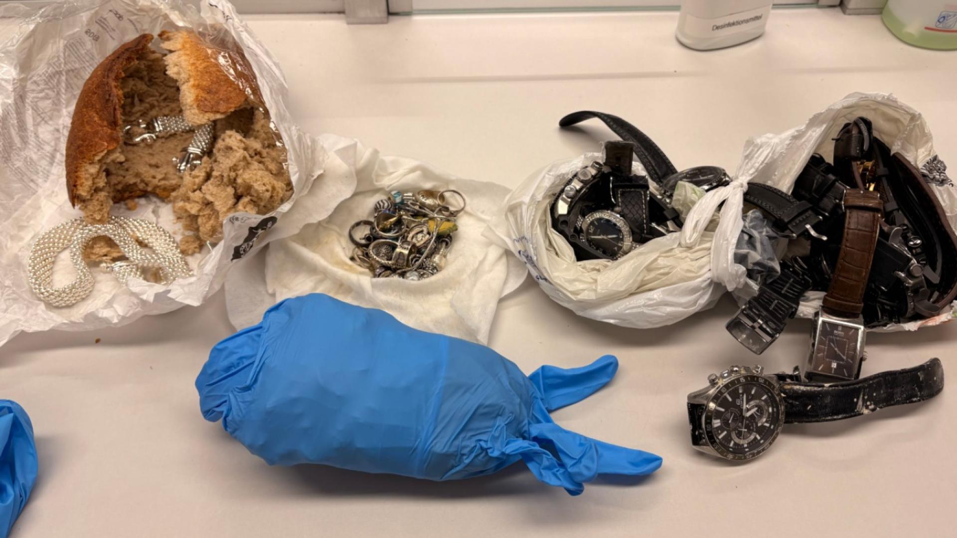 Des bijoux volés découverts à la douane dans une miche de pain