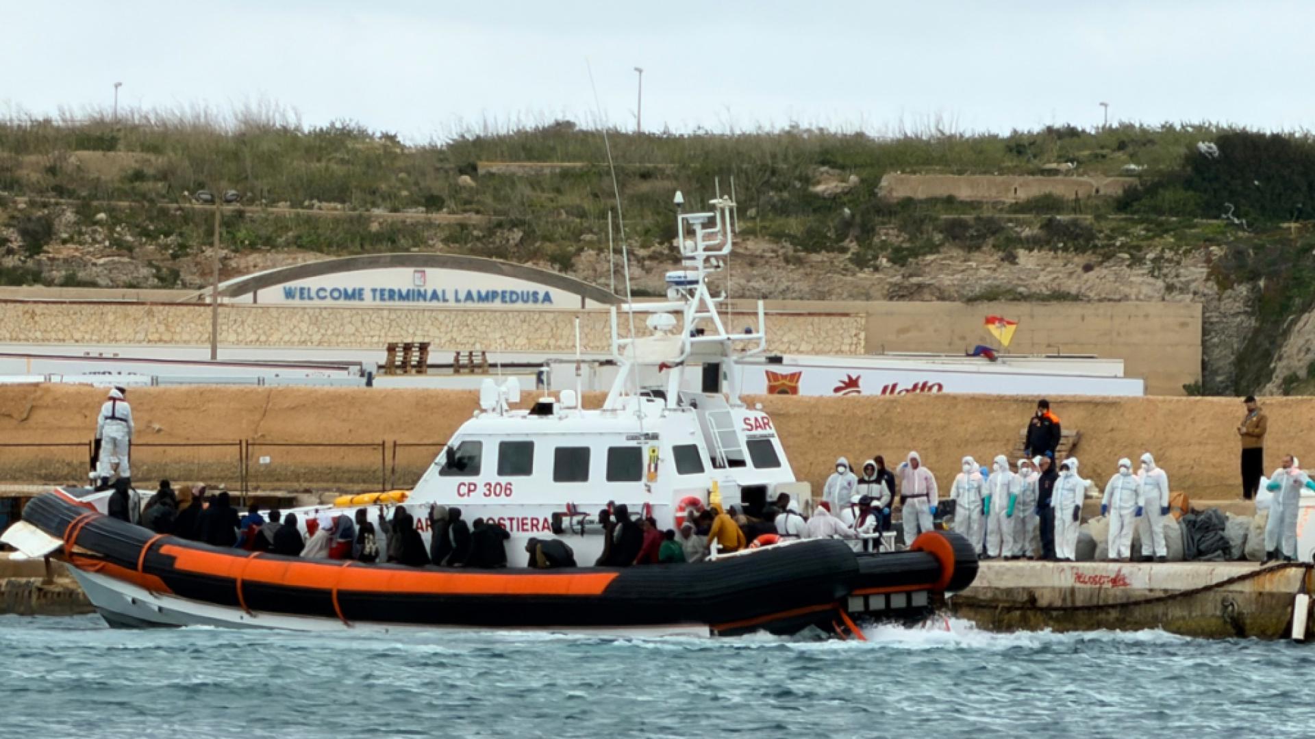 Plus de 70 migrants disparus après un naufrage : 32 sauvés à Lampedusa ...