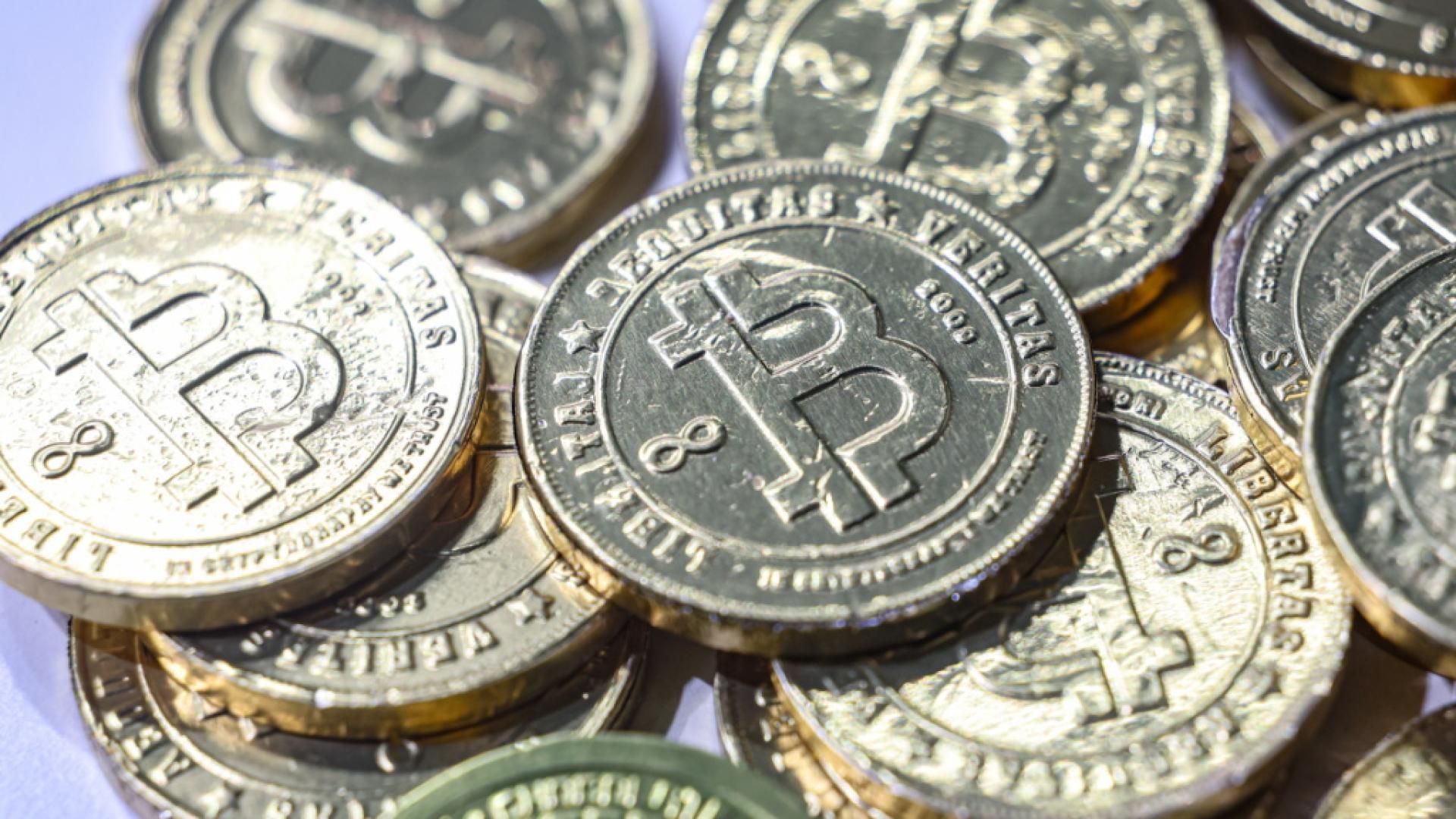Le bitcoin frôle les 80 000 dollars porté par les ETF et linflation